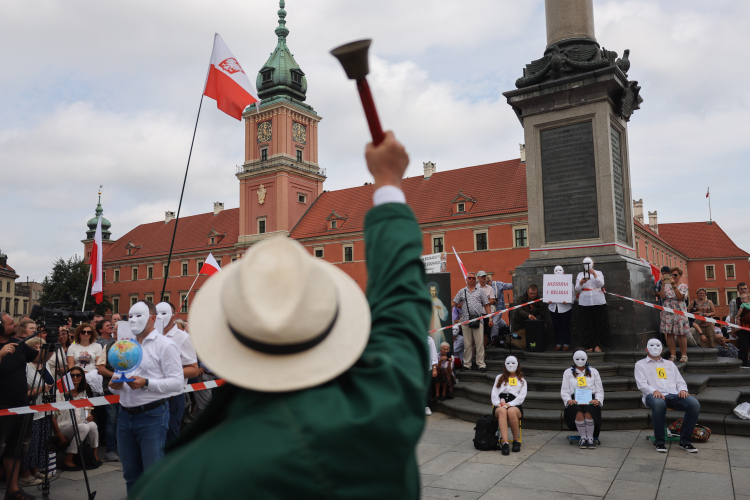 Uczestnicy protestu przeciwko ograniczeniu lekcji religii na placu Zamkowym w Warszawie, 21 sierpnia 2024 r. Fot. PAP/A. Zawada