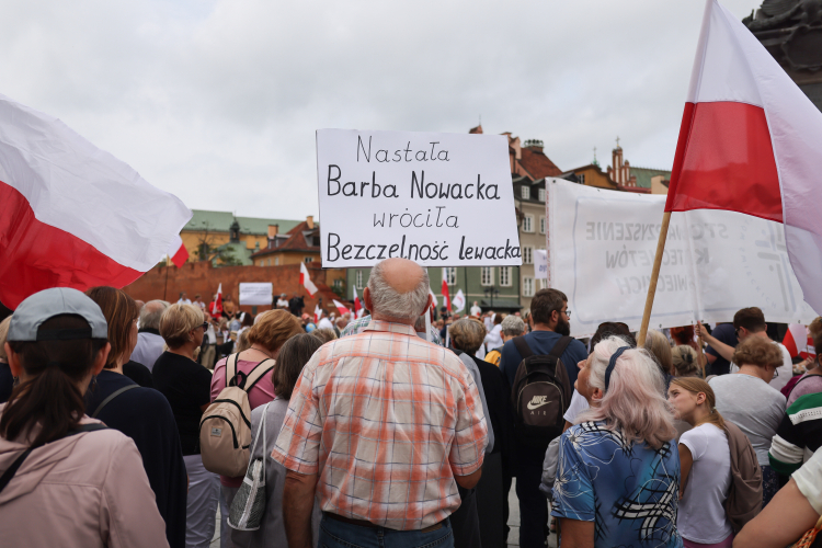 Uczestnicy protestu którego organizatorem jest Stowarzyszenie Katechetów Świeckich, na placu Zamkowym w Warszawie. Fot. PAP/A. Zawada