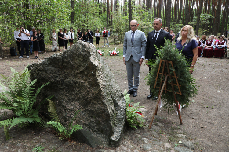 Burmistrz Tykocina Mariusz Dudziński (C) i pełnomocnik wojewody podlaskiego ds. mniejszości narodowych i etnicznych Artur Konopacki (L) podczas obchodów 83. rocznicy zagłady tykocińskich Żydów w Lesie Łopuchowskim. Fot. PAP/A. Reszko