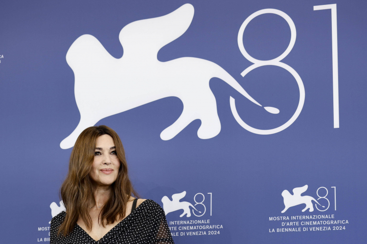 Włoska aktorka Monica Bellucci przed ceremonią otwarcia Festiwalu Filmowego w Wenecji. PAP/EPA/Fabio Frustaci.