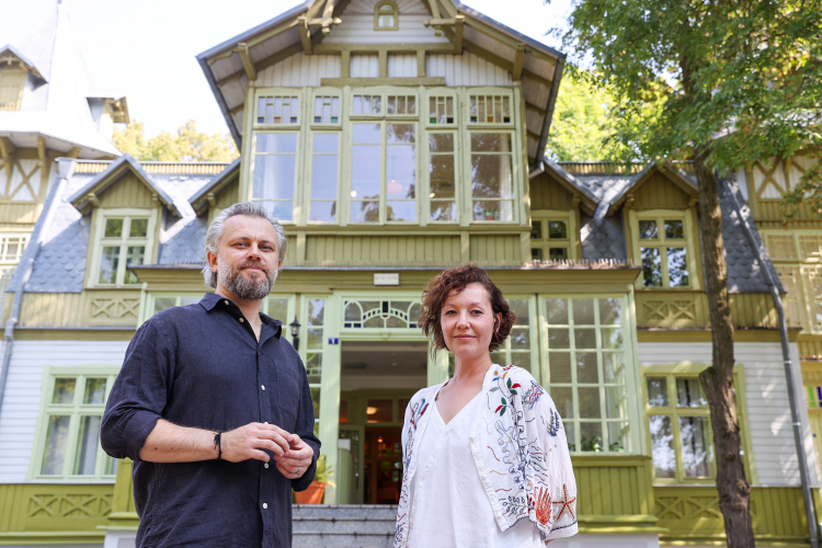 Kuratorzy wystawy Magdalena Gonera i Filip Appel na otwarciu wystawy stałej w Centralnym Muzeum Włókiennictwa w Łodzi „Ostatnie lato” 28 bm. w willi letniskowej w Łódzkim Parku Kultury Miejskiej. PAP/Marian Zubrzycki
