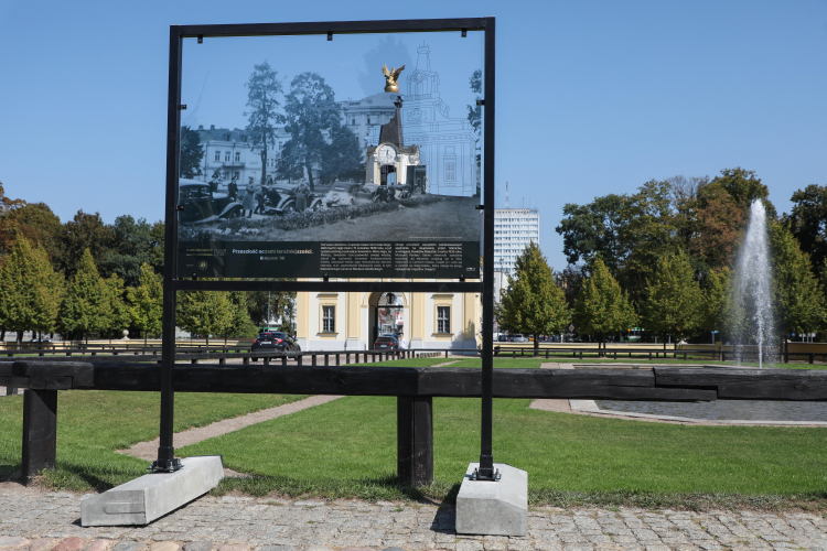 Wystawa plenerowa Muzeum Pamięci Sybiru „Przeszłość oczami teraźniejszości. Białystok '39” na dziedzińcu Pałacu Branickich w Białymstoku. Fot. PAP/A. Reszko