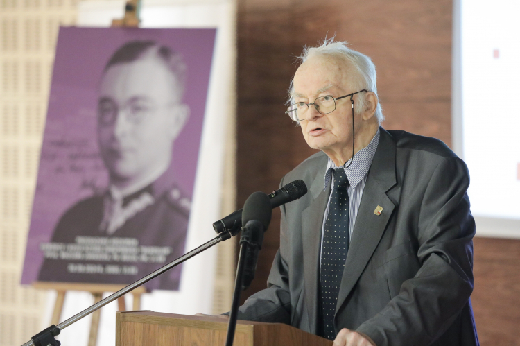 Maciej Janaszek podczas uroczystości przekazania archiwum jego ojca, szefa Sztabu Zgrupowania AK "Radosław" ppłk. Wacława Janaszka ps. Bolek, zorganizowanej przez Archiwum Akt Nowych w Ordynariacie Polowym WP. Fot. PAP/T. Gzell