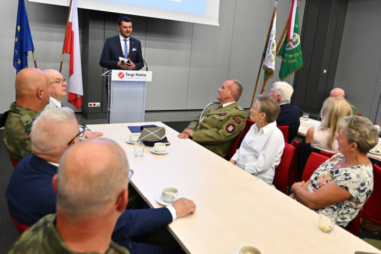 Szef Urzędu do Spraw Kombatantów i Osób Represjonowanych Lech Parell (C) podczas spotkania w Kielcach. 08.08.2024. Fot. PAP/P. Polak