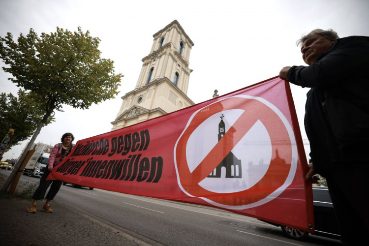 Protest przeciwko odbudowie wieży kościoła garnizonowego w Poczdamie. Fot. PAP/EPA