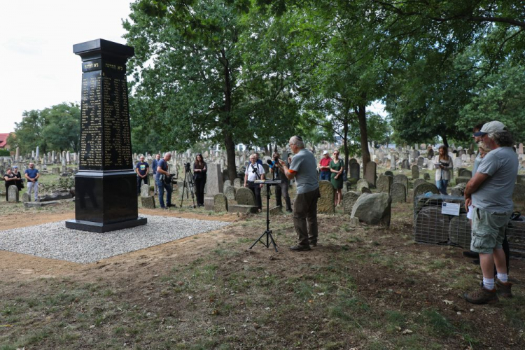 Odsłonięcie odrestaurowanego pomnika pogromowego na Cmentarzu Żydowskim. Białystok, 11.08.2024. Fot. PAP/A. Reszko