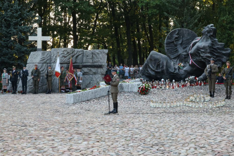 Obchody 80. rocznicy wybuchu powstania warszawskiego: Apel Pamięci podczas uroczystości przed pomnikiem "Polegli – Niepokonani” na Cmentarzu Powstańców Warszawy na Woli. Fot. PAP/A. Zawada