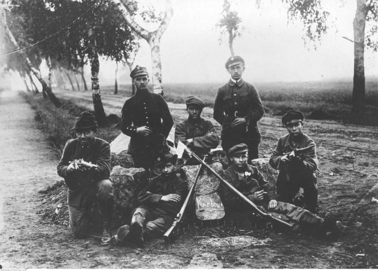 Grupa powstańców śląskich. Fot. Narodowe Archiwum Cyfrowe.