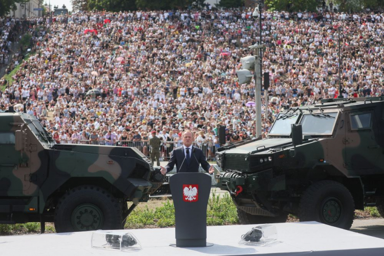 Premier Donald Tusk przemawia przed rozpoczęciem defilady z okazji Święta Wojska Polskiego na Wisłostradzie w Warszawie. Fot. PAP/L. Szymański