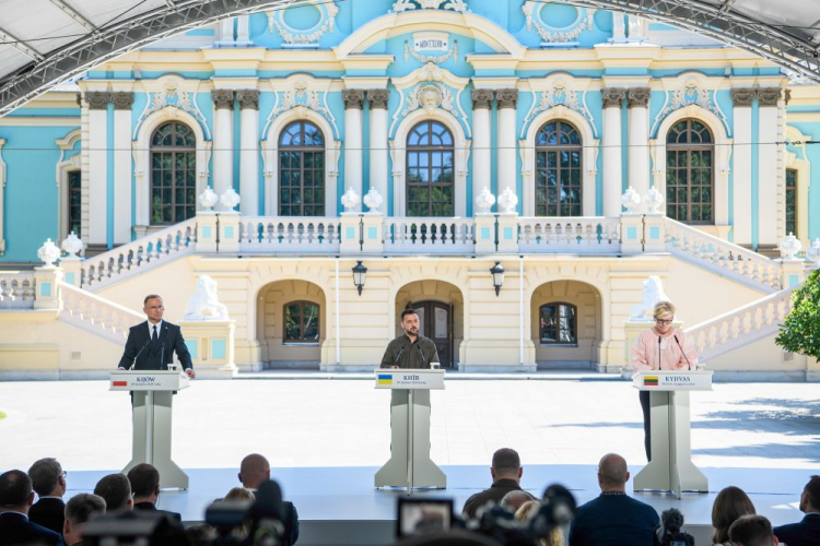 Prezydent RP Andrzej Duda (L), prezydent Ukrainy Wołodymyr Zełenski (C) i premier Litwy Ingrida Simonyte (P) na konferencji prasowej podczas obchodów 33. rocznicy odzyskania przez Ukrainę niepodległości. Kijów, 24.08.2024. Fot. PAP/V. Musiienko