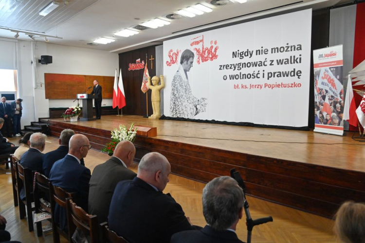 Prezydent RP Andrzej Duda (L) na uroczystym spotkaniu Zarządu Regionu Gdańskiego NSZZ „Solidarność” w Stoczni Gdańskiej w ramach obchodów 44. rocznicy podpisania Porozumień Sierpniowych i powstania NSZZ „Solidarność”. Fot. PAP/A. Jackowski