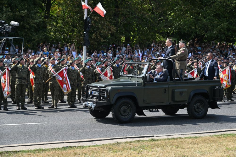 Prezydent RP Andrzej Duda (2P) i szef Sztabu Generalnego Wojska Polskiego gen. Wiesław Kukuła (P) przed rozpoczęciem defilady z okazji Święta Wojska Polskiego na Wisłostradzie w Warszawie. Fot. PAP/R. Pietruszka