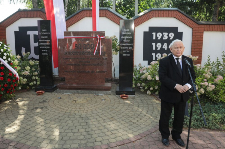 Prezes Prawa i Sprawiedliwości Jarosław Kaczyński podczas przemówienia przed tablicą pamiątkową upamiętniającą blisko 50 tys. mieszkańców Woli, zamordowanych przez oddziały SS i policji niemieckiej w pierwszych dniach sierpnia 1944 r. na Placu Męczenników Warszawskiej Woli. Warszawa, 01.08.2024. Fot. PAP/T. Gzell