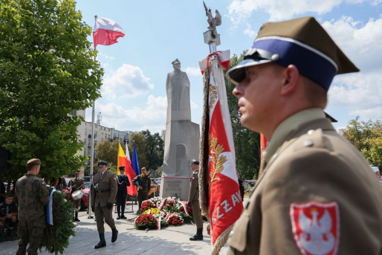 Obchody 80. rocznicy wybuchu powstania warszawskiego: uroczystości przed pomnikiem gen. Stefana "Grota" Roweckiego u zbiegu ulic Fryderyka Chopina i Alej Ujazdowskich w Warszawie. Fot. PAP/P. Supernak