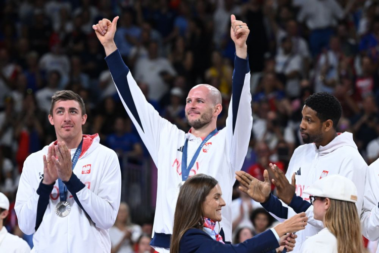 Igrzyska Olimpijskie Paryż 2024: siatkarze reprezentacji Polski (od lewej): Łukasz Kaczmarek, Bartosz Kurek i Wilfredo Leon, podczas ceremonii dekoracji medalowej. Fot. PAP/A. Warżawa