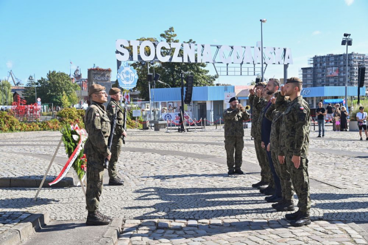 Wicepremier, minister obrony narodowej Władysław Kosiniak-Kamysz (2P) składa kwiaty przed Pomnikiem Poległych Stoczniowców. Gdańsk, 31.08.2024. Fot. PAP/A. Jackowski