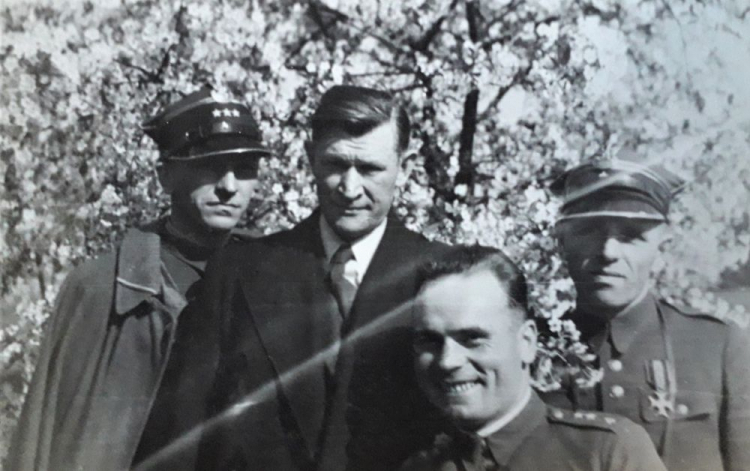 Od prawej: Henryk Sucharski, Leon Pająk, Wincenty Sobociński (w cywilu) i Franciszek Dąbrowski. Westerplatte, 1939 r. Źródło: Wikimedia Commons