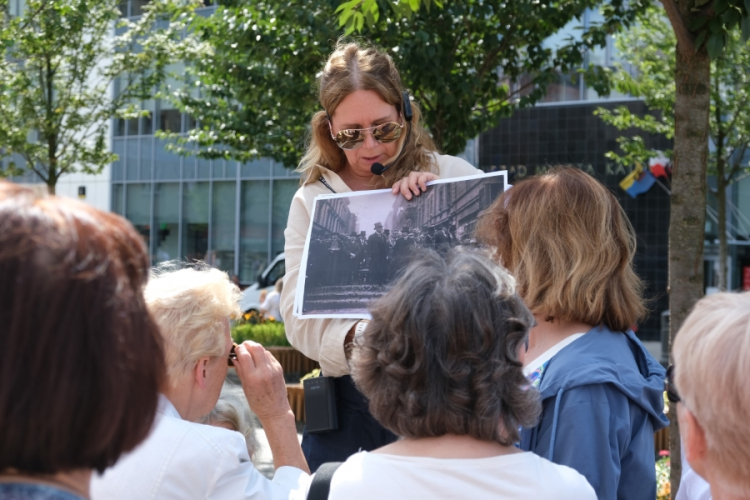 Aleksandra Goniewicz podczas spaceru historycznego po Katowicach zorganizowanego przez Instytut im. Korfantego, fot. Instytut im. Korfantego