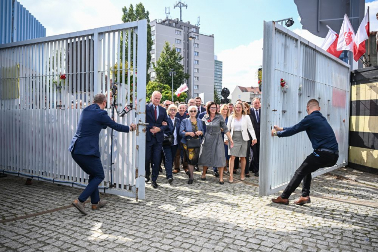 Henryka Krzywonos-Strycharska (C-L), Danuta Wałęsa (C) i prezydent Gdańska Aleksandra Dulkiewicz (C-P) podczas uroczystego otwarcia Bramy nr 2 Stoczni Gdańskiej. Gdańsk, 31.08.2024. Fot. PAP/M. Gadomski