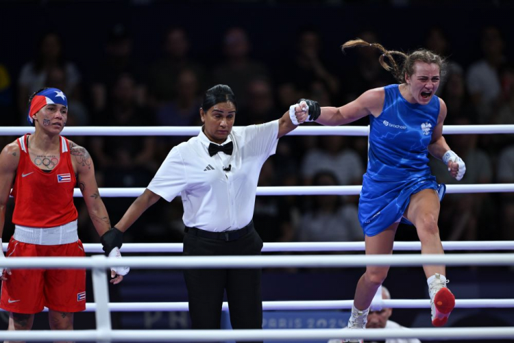 Igrzyska Olimpijskie Paryż 2024. Polka Julia Szeremeta (niebieska) zwyciężyła w pojedynku ćwierćfinałowym z Portorykanką Ashleyann Lozada Mottą (czerwona) w kategorii 57 kg turnieju bokserskiego. 04.08.2024. Fot. PAP/A. Warżawa