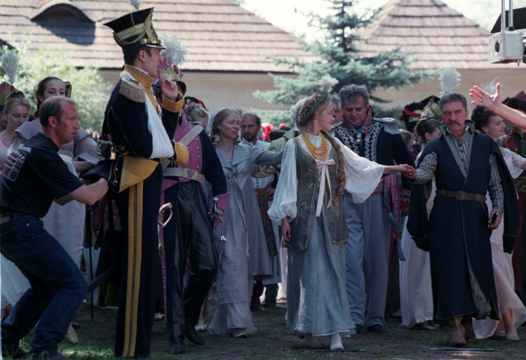 Realizacja zdjęć do "Pana Tadeusza" w reżyserii Andrzeja Wajdy w Turowej Woli. 1998 r. Fot. PAP/J. Turczyk