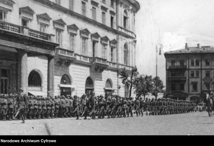 Uroczysta zmiana oddziałów Wehrmachtu przed dowództwem z okazji zawieszenia broni przez Francję.  Warszawa, czerwiec 1940 r. Fot. NAC