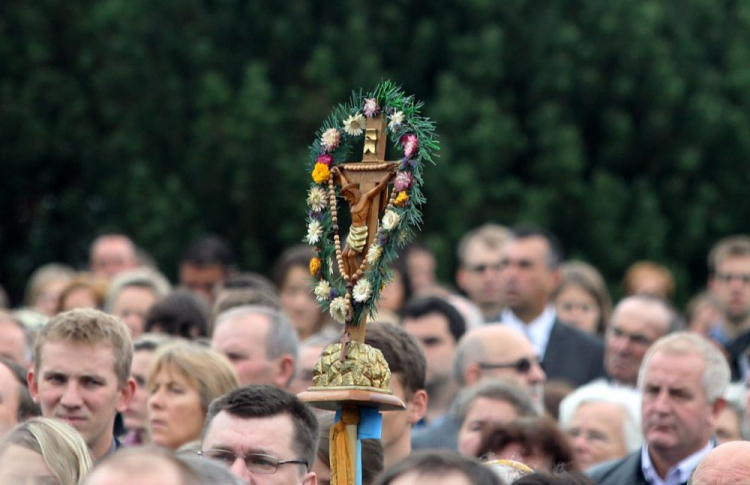 Uczestnicy mszy świętej w Ludźmierzu z okazji święta Wniebowzięcia Najświętszej Marii Panny, nazywanego także świętem Matki Boskiej Zielnej. Fot. PAP/G. Momot