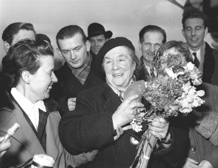 Powitanie powracającej do Polski wybitnej pisarki Zofii Kossak-Szczuckiej. Warszawa, 1957 r. Fot. PAP/Pieńkowski