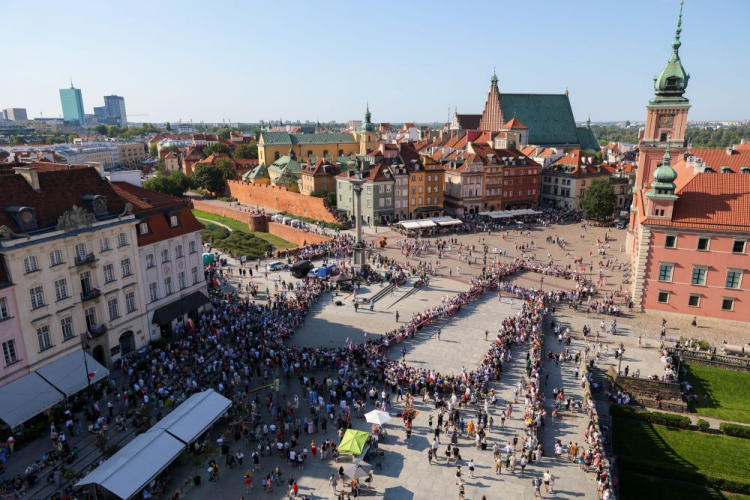 Obchody 80. rocznicy wybuchu powstania warszawskiego: przygotowania do utworzenia symbolu Polski Walczącej na pl. Zamkowym w Warszawie, w ramach akcji społecznej pn. Żywy Znak dla Powstania Warszawskiego. Fot. PAP/P. Supernak