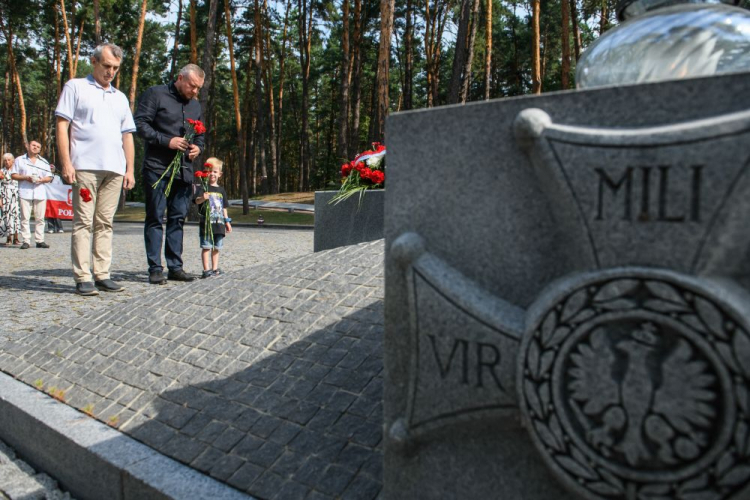 Dyplomaci i przedstawiciele Polonii na Ukrainie składają wieńce na Polskim Cmentarzu Wojennym w Kijowie-Bykowni w 85. rocznicę agresji Niemiec na Polskę. Fot. PAP/V. Musiienko