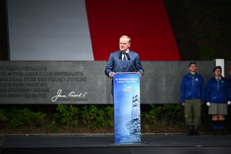 Premier Donald Tusk podczas uroczystych obchodów 85. rocznicy wybuchu II wojny światowej przed Pomnikiem Obrońców Wybrzeża na Westerplatte w Gdańsku. Fot. PAP/M. Gadomski