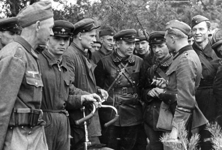 Spotkanie żołnierzy Wehrmachtu i Armii Czerwonej 20 września 1939 roku, na wschód od Brześcia. /Źródło:Wikipedia/Bundesarchiv