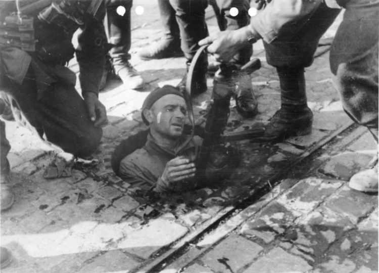 Powstaniec wychodzący z kanału na Mokotowie. Źródło: en.wikipedia/Bundesarchiv