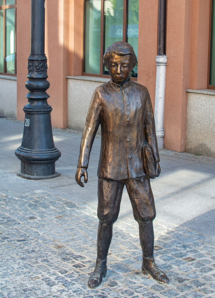 Pomnik młodego Ludwika Zamenhofa w Białymstoku. Źródło: Wikipedia, Przemysław Wierzbowski