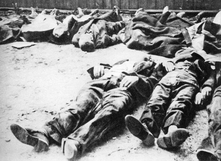 Esesmani kryminaliści z pułku Oskara Dirlewangera masakrują rannych i jeńców. /Źródło: en.wikipedia