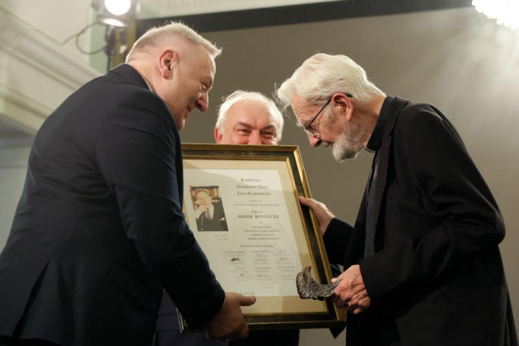 Ks. Adam Boniecki (P) został laureatem Nagrody Specjalnej Orła Jana Karskiego. Nagrodę w Teatrze Polskim w Warszawie wręczyli Jerzy Kozielewski (L) i Marek Woźniak (C). Fot. PAP/P. Supernak