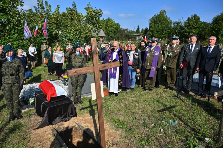 Wiceprezes IPN dr Krzysztof Szwagrzyk (P) na pogrzebie Napoleona Ciukszy ps. Waligóra w Powiewiórce. Fot. PAP/V. Doveiko