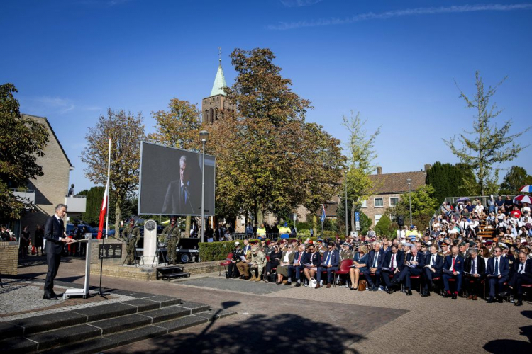 Premier Dick Schoof podczas obchodów 80. rocznicy operacji Market Garden w Driel. Fot. PAP/EPA