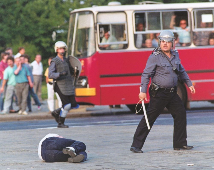 Wojciech Druszcz, „Zomowiec i jego ofiara – demonstrant KPN, Warszawa”, 1989, zdjęcie ze zbiorów Muzeum Fotografii w Krakowie. Źródło: materiały prasowe Muzeum Fotografii w Krakowie