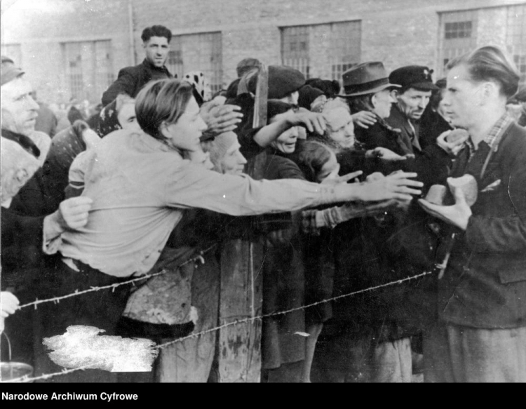 Obóz przejściowy Dulag 121 w Pruszkowie: rozdawanie chleba dla wypędzonych mieszkańców Warszawy. 09.1944. Fot. NAC