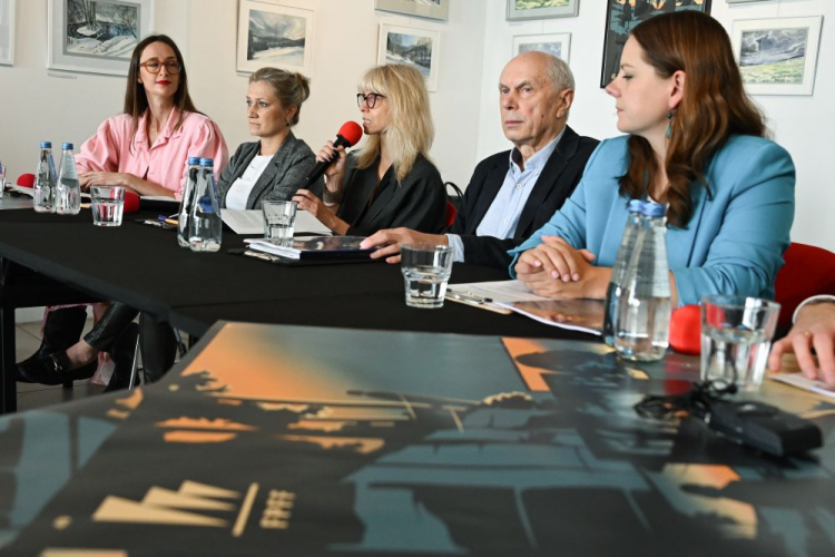 Prezydent Gdyni Aleksandra Kosiorek (P), dyrektor FPFF Leszek Kopeć (2P), kierownik biura FPFF Agata Kozierańska-Burda (2L), rzeczniczka prasowa FPFF Krystyna Weiher-Sitkiewicz (L) i dyrektorka Artystyczna FPFF Joanna Łapińska (3P) na konferencji prasowej nt. 49. Festiwalu Polskich Filmów Fabularnych, Gdynia, 19.09.2024. Fot. PAP/A. Warżawa
