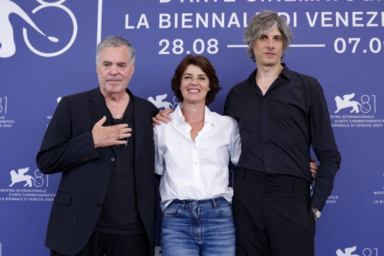 Amos Gitai (L), Irene Jacob i Micha Lescot podczas 81. festiwalu w Wenecji. Fot. PAP/EPA