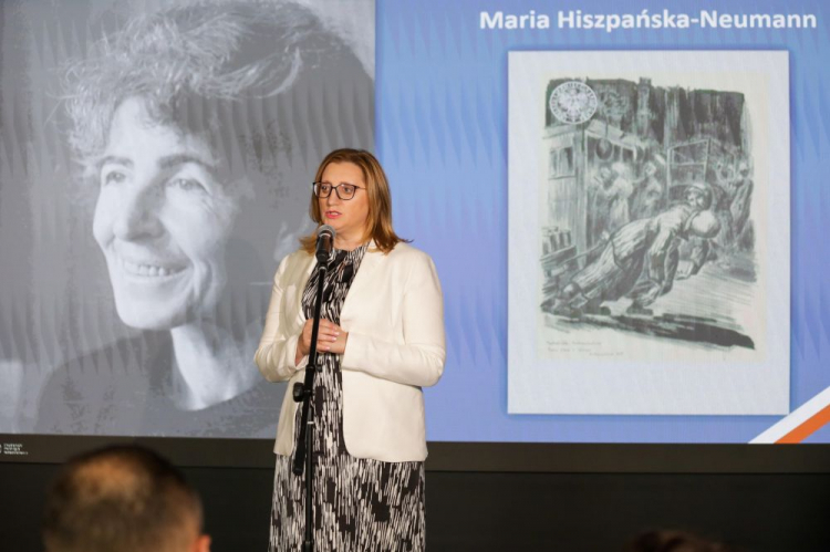 Dyrektor Archiwum IPN Marzena Kruk uczestniczy w Centralnym Przystanku Historia im. Prezydenta Lecha Kaczyńskiego w Warszawie w konferencji prasowej dotyczącej programu dokumentacyjnego "Straty osobowe i ofiary represji pod okupacją niemiecką w latach 1939-1945" oraz wyniku tych prac: elektronicznej bazy danych - straty.pl. Fot. PAP/T. Gzell