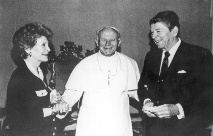 Papież Jan Paweł II przyjął na prywatnej audiencji prezydenta USA Ronalda Reagana (P) i jego małżonkę - Nancy Reagan. Watykan, czerwiec 1982 r. Fot. PAP/CAF