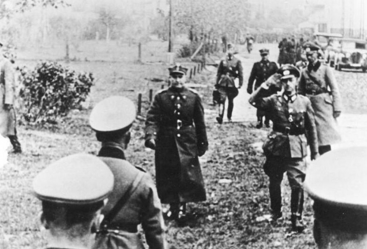 Kapitulacja Warszawy – 28 września 1939 r. o godz. 13.15 w budynku fabryki Skody na Rakowcu gen. Tadeusz Kutrzeba (C, w płaszczu) i gen. Johannes Blaskowitz podpisali umowę o kapitulacji polskiej stolicy. Fot. Bundesarchiv. Źródło: Wikimedia Commons