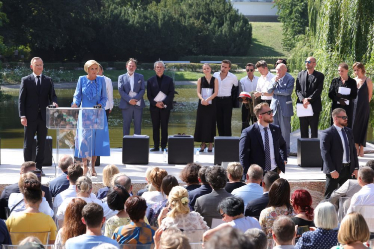 Prezydent RP Andrzej Duda (L) oraz pierwsza dama Agata Kornhauser-Duda (2L) podczas spotkania z cyklu "Narodowe Czytanie" w Ogrodzie Saskim. Warszawa, 07.09.2024. Fot. PAP/R. Guz