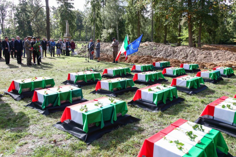 Uroczystość podjęcia szczątków pochodzących z Włoch jeńców wojennych, zmarłych w niemieckim obozie Lamsdorf na terenie Starego Cmentarza Jenieckiego w Łambinowicach. Fot. PAP/K. Świderski