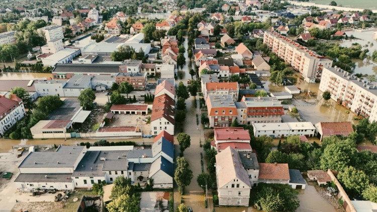 Zalane tereny w Lewinie Brzeskim w woj. opolskim. Na skutek wylania Nysy Kłodzkiej miejscowość została niemal całkowicie przykryta wodą. 19.09.2024. Fot. PAP/M. Meissner