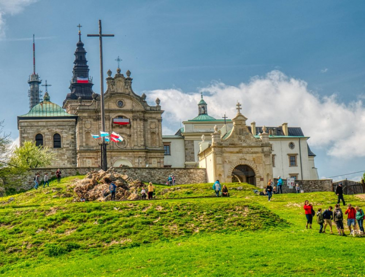 Klasztor Misjonarzy Oblatów Maryi Niepokalanej (dawny klasztor benedyktynów) i sanktuarium Relikwii Drzewa Krzyża Świętego na Świętym Krzyżu (Łysej Górze, Łyścu) w Górach Świętokrzyskich. Fot. PAP/J. Ochoński