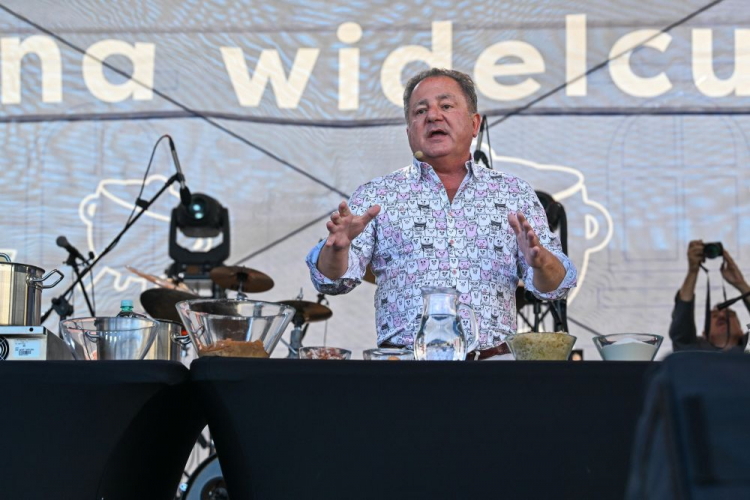 Krytyk kulinarny Robert Makłowicz podczas pokazu na Festiwalu Kulinarnym "Karpaty na widelcu" w Rzeszowie. Fot. PAP/D. Delmanowicz